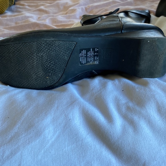 Kenneth Cole size 10 zip up black leather boots with low wedge heel - Picture 6 of 6